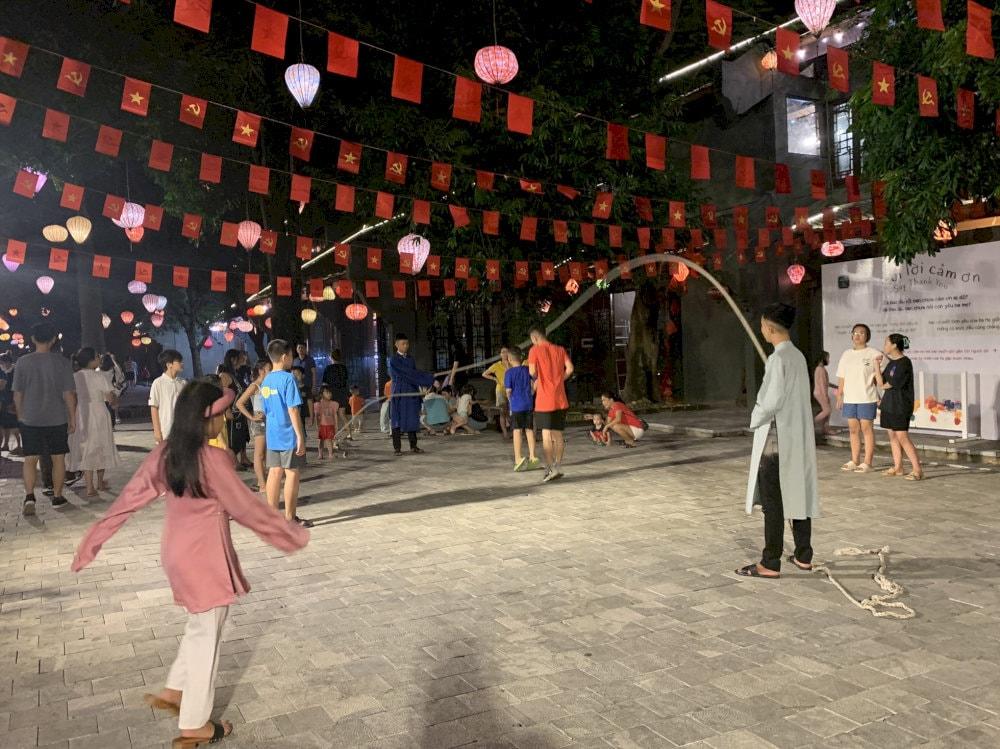 The games are popular with both tourists and locals. Laughing and playing together breaks down all language barriers